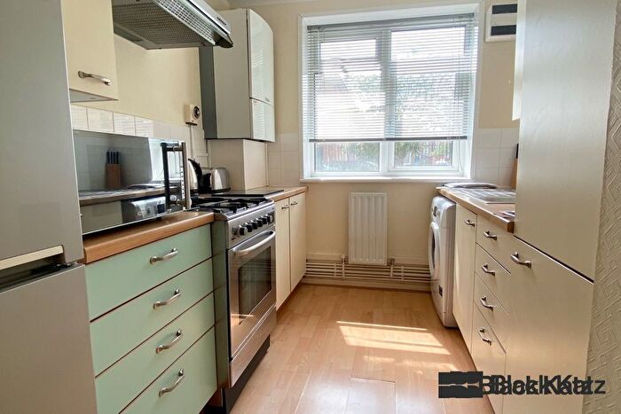 2 Bedroom Flat For Sale In Tait Court, Lansdowne Green, Vauxhall/Stockwell, SW8