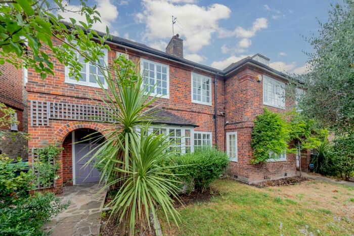 3 Bedroom Semi-Detached House To Rent In Cascade Avenue, London, N10