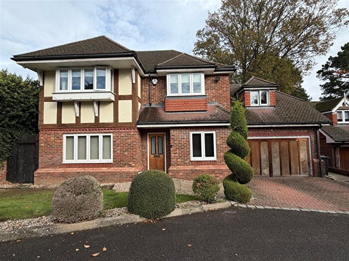 4 Bedroom Detached House For Sale In Atkinson Close, Bushey, WD23