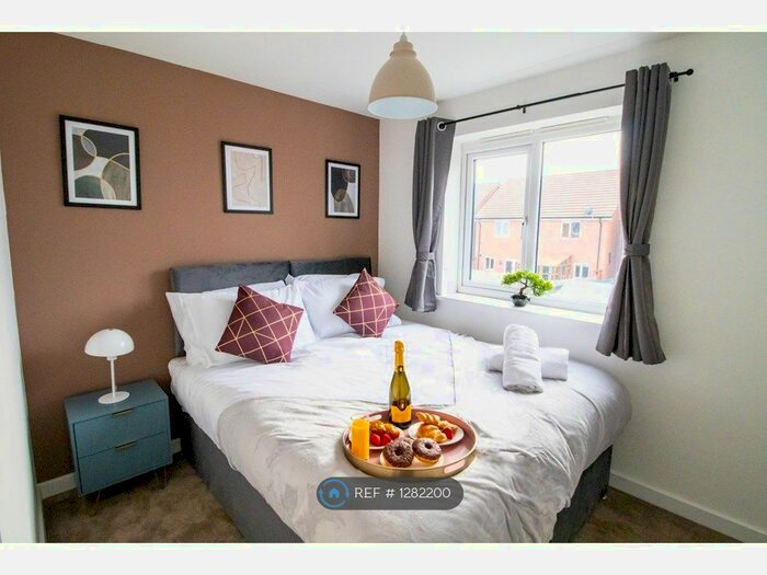 3 Bedroom Flat To Rent In Batchelor Close, Whitnash, Leamington Spa CV31