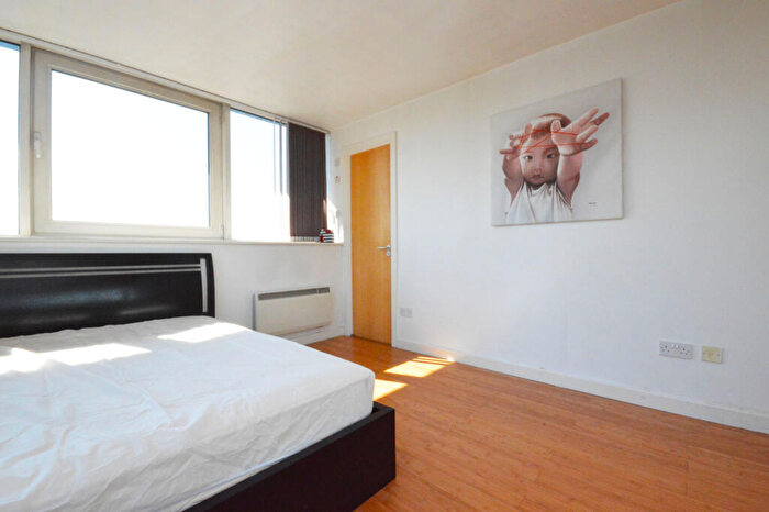 2 Bedroom Flat To Rent In Berglen Court, Tower Hamlets, E14
