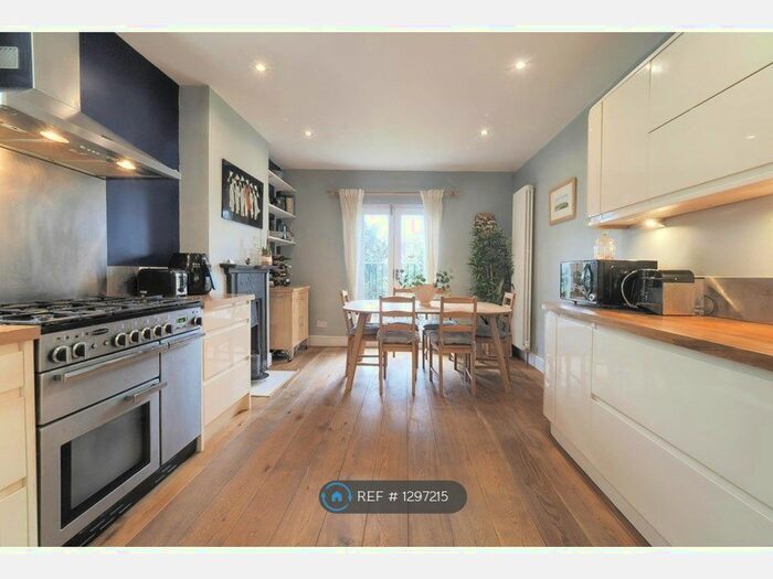 3 Bedroom Flat To Rent In Julian Avenue, London W3
