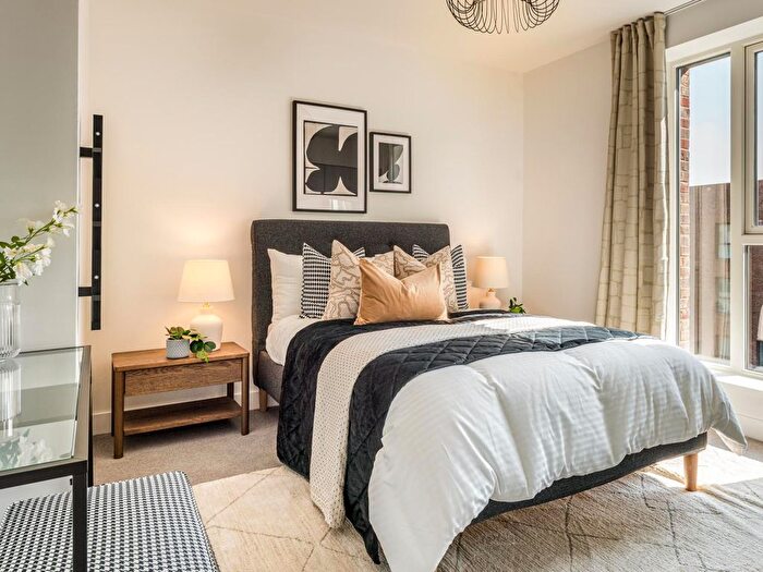 3 Bedroom Flat For Sale In Civic Street, Hounslow, TW3