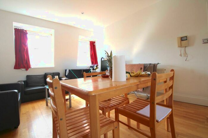 2 Bedroom Flat To Rent In Hessel Street, Whitechapel, London, E1