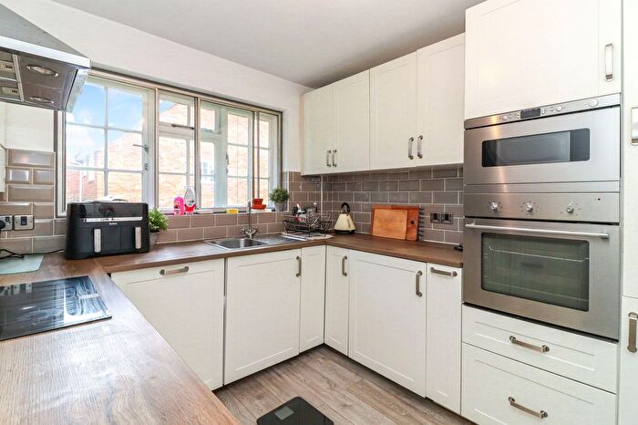 2 Bedroom Maisonette For Sale In Langley Road, Watford, WD17