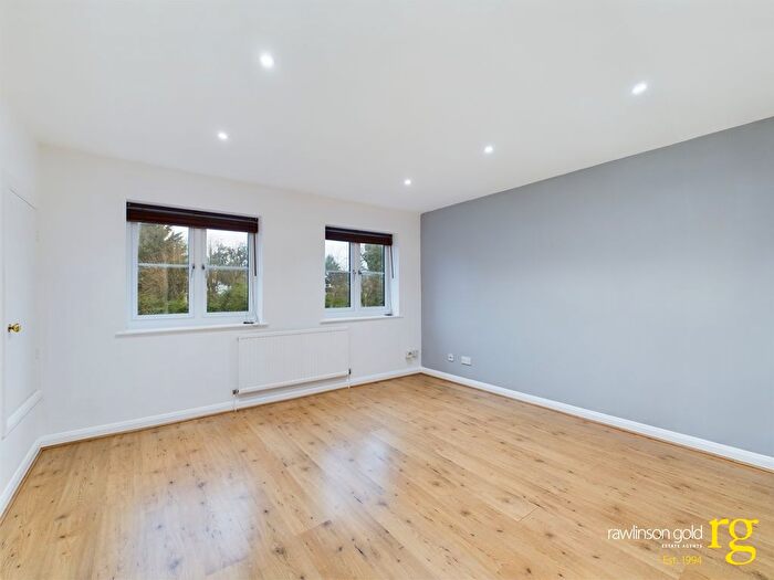 2 Bedroom Flat To Rent In The Pastures, Watford, WD19