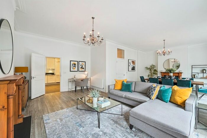 3 Bedroom Flat To Rent In St George's Court, - Gloucester Road, London, SW7