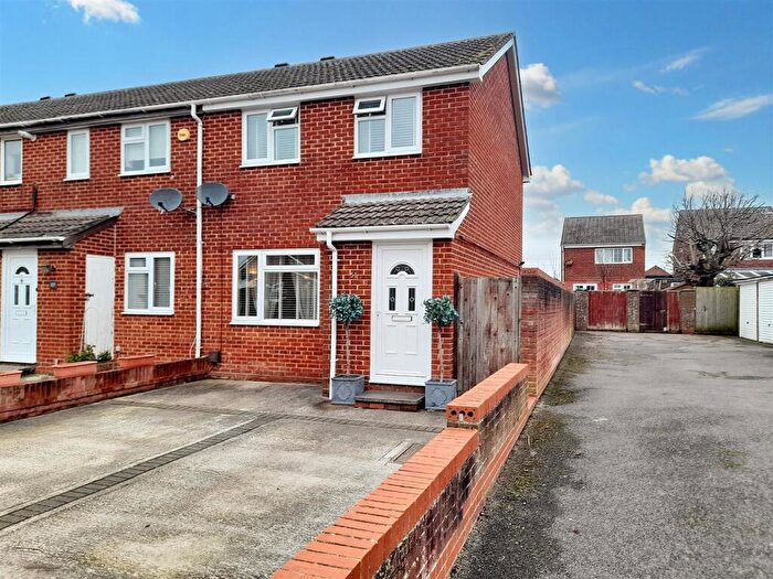 3 Bedroom End Of Terrace House For Sale In Caernarvon Road, Chichester, PO19