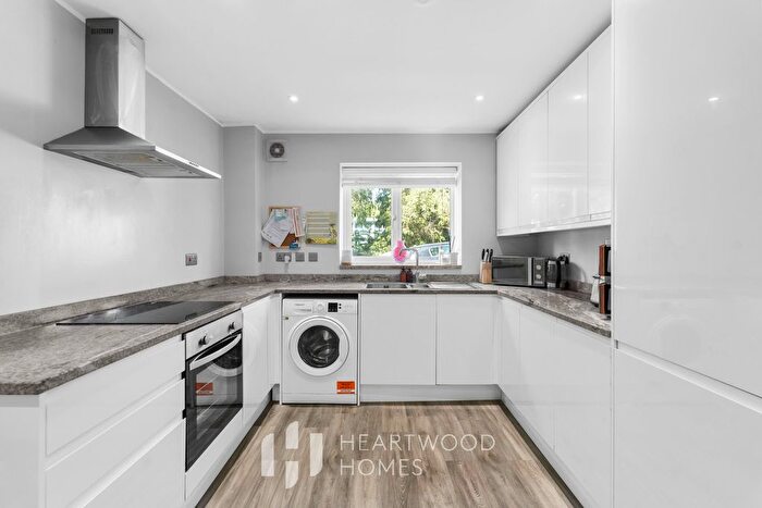 2 Bedroom Maisonette For Sale In The Ridgeway, St. Albans, AL4