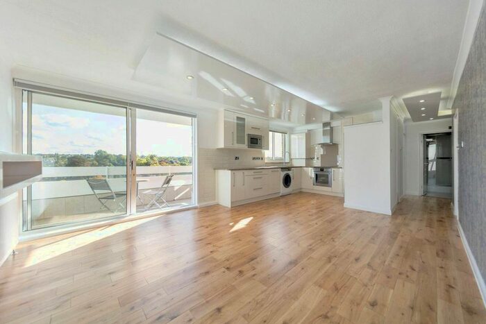 2 Bedroom Flat To Rent In Warwick Drive, Putney, London, SW15