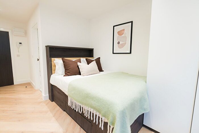 Studio To Rent In Apt, Churchill House Residence #, LS1