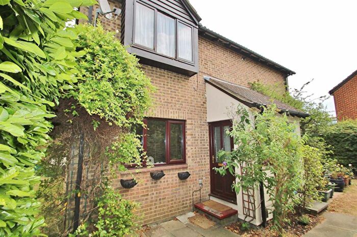 2 Bedroom Maisonette For Sale In Connaught Gardens, Morden, SM4