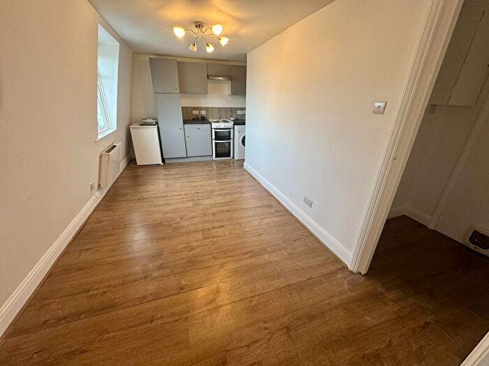 1 Bedroom Flat To Rent In High Street, Thames Ditton, KT7