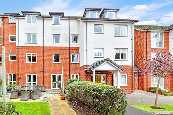 2 Bedroom Flat For Sale In Beaconsfield Road, Waterlooville, Hampshire, PO7