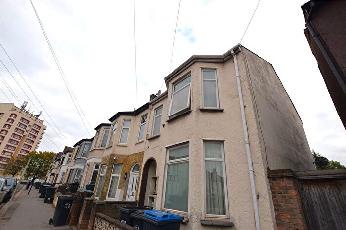 2 Bedroom Flat To Rent In Manor Road, London, SE25