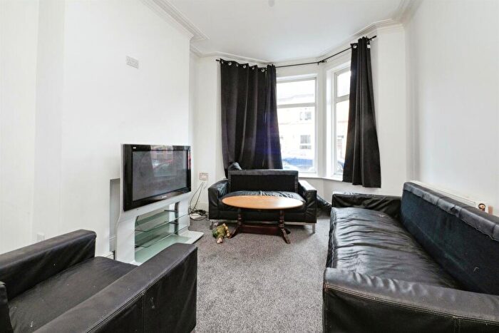 3 Bedroom End Of Terrace House For Sale In Westminster Avenue, Hull, HU8