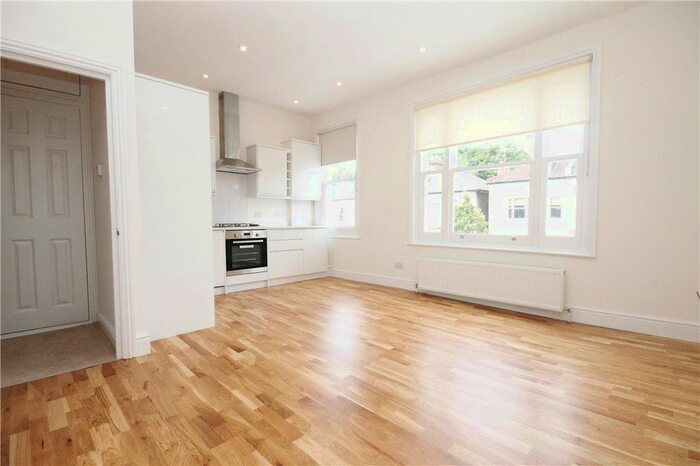3 Bedroom Flat To Rent In Percy Road, Shepherds Bush, W12