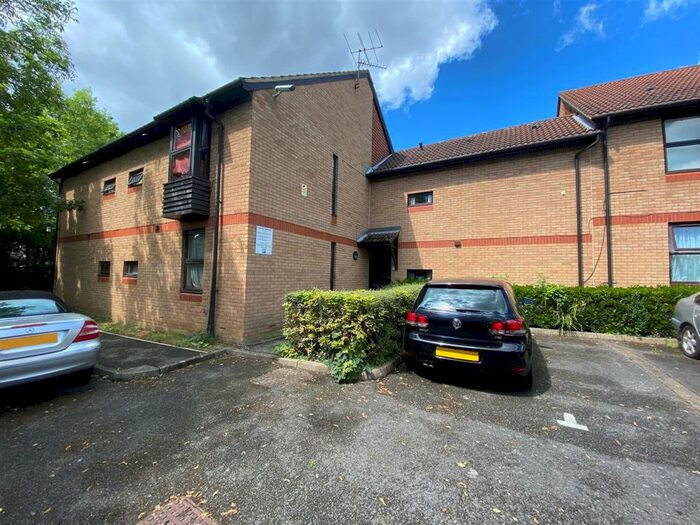 Flat To Rent In Shinners Close, London, SE25