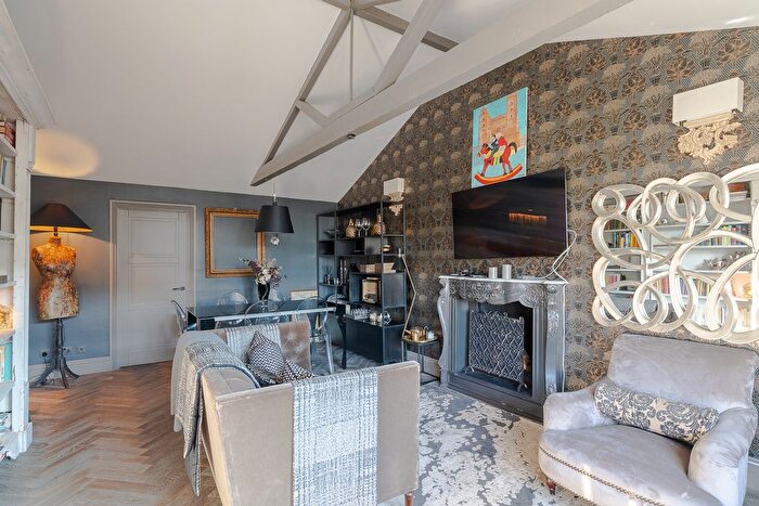 3 Bedroom Flat To Rent In Redcliffe Gardens, Chelsea, SW10