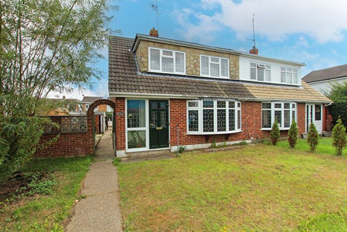 3 Bedroom Semi-detached House For Sale In Inworth Walk, Wickford, SS11