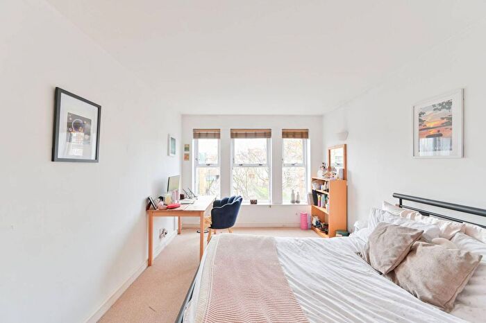 2 Bedroom Flat To Rent In Barrington Court, Stockwell, London, SW4