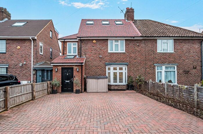 4 Bedroom Semi Detached House For Sale In Howard Close, Acton, W3
