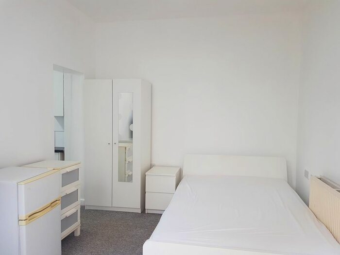 Studio To Rent In Newport Road, Cardiff, CF24