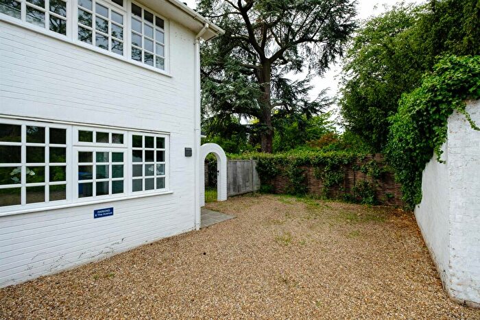 2 Bedroom Maisonette For Sale In The Avenue, Datchet, Slough, SL3