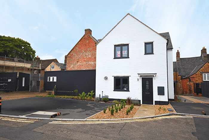 2 Bedroom Maisonette To Rent In Bolton Road, Banbury, OX16