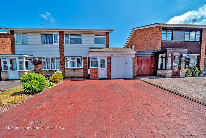3 Bedroom Semi-Detached House For Sale In Lingfield Drive, Walsall, WS6