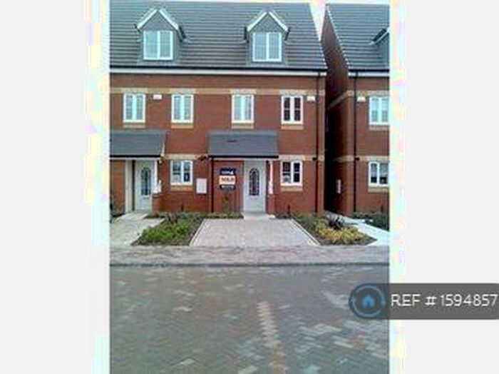 3 Bedroom Semi-Detached House To Rent In Buttermere Close, Hull, HU4