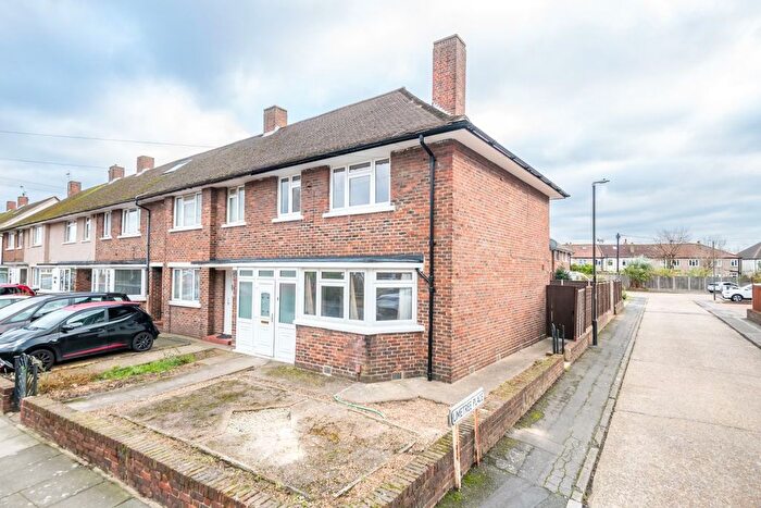 3 Bedroom Terraced House For Sale In Oakleigh Way, Mitcham, CR4
