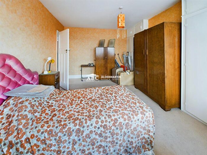 3 Bedroom Semi-Detached House For Sale In Westside, London, NW4