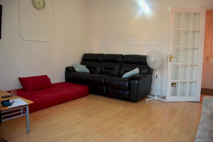 2 Bedroom Flat To Rent In Airthrie Road, Goodmayes, Ilford, IG3