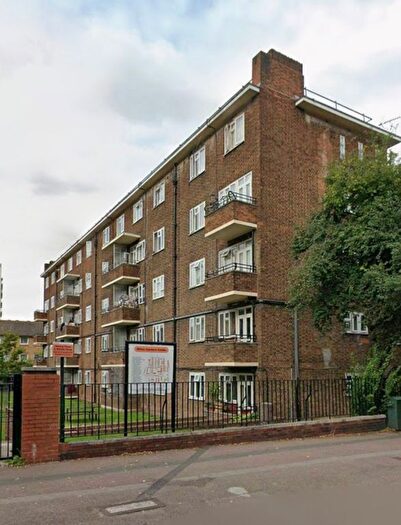 3 Bedroom Flat To Rent In Milton Garden Estate, London, N16