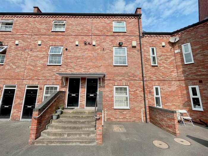 2 Bedroom Town House To Rent In , Wellesley Court Retford, DN22