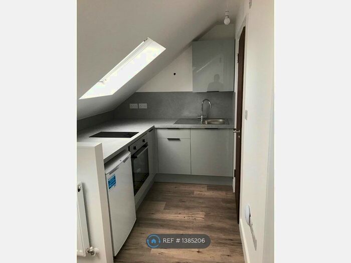 Studio To Rent In Hedge Lane, London, N13