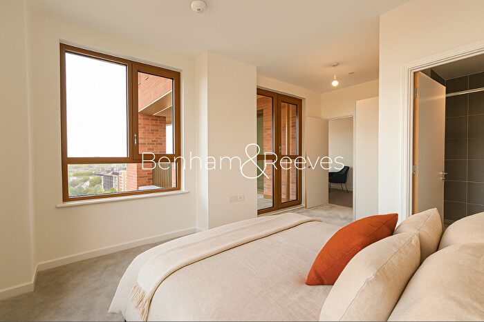 2 Bedroom Flat To Rent In Bermondsey Heights, London, SE15