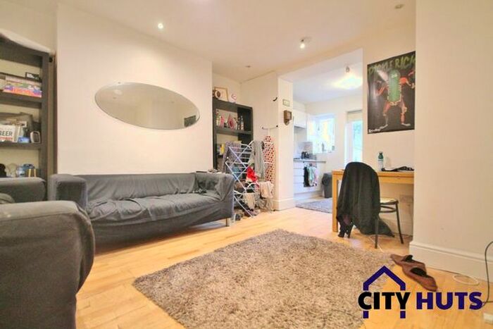 3 Bedroom Flat To Rent In Hartham Road, London, N7