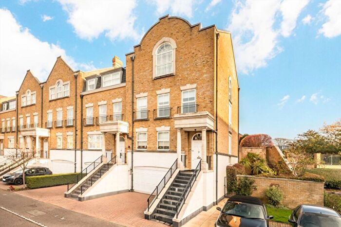 4 Bedroom House For Sale In Clearwater Place, Surbiton, KT6