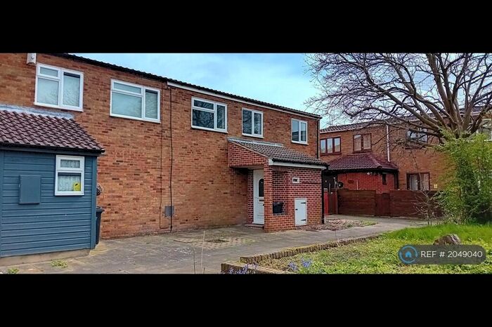 3 Bedroom End Of Terrace House To Rent In Pincey Mead, Basildon, SS13