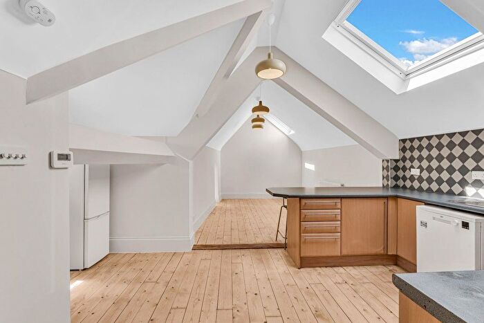 3 Bedroom Flat To Rent In Commercial Road, Whitechapel, London, E1