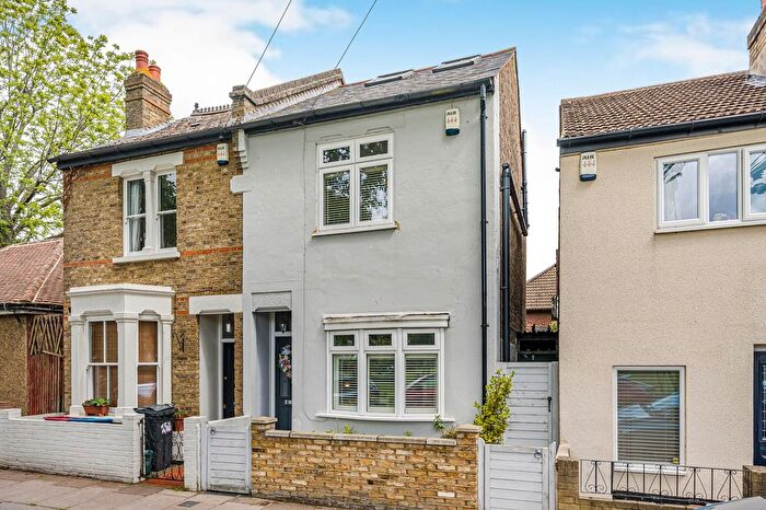 3 Bedroom Semi Detached House For Sale In Linkfield Road, Isleworth, TW7