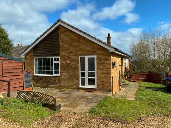 2 Bedroom Detached Bungalow To Rent In Simons Walk, NN12