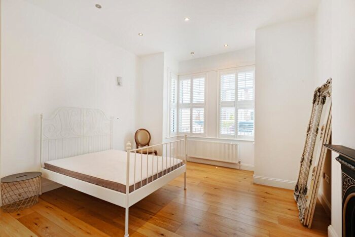 2 Bedroom Apartment To Rent In Laitwood Road Balham, SW12