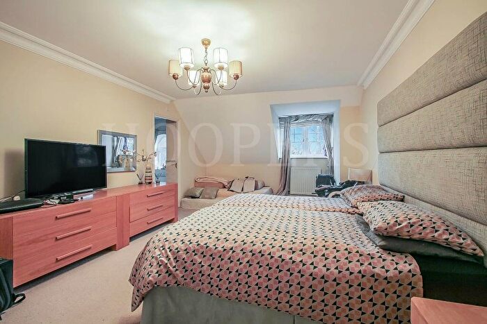 2 Bedroom Apartment For Sale In Westfield Park, Hatch End, Pinner, HA5