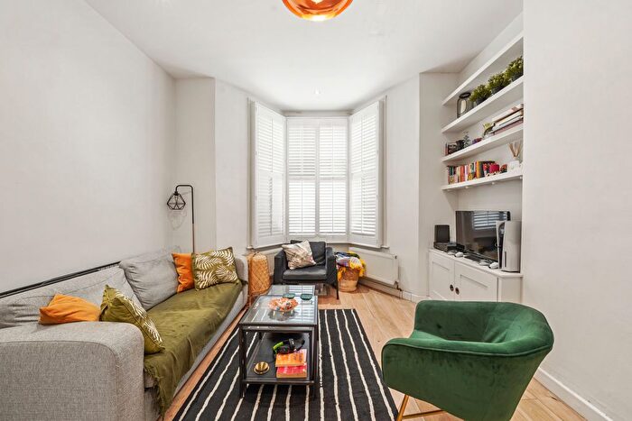 1 Bedroom Flat To Rent In St John's Hill, Battersea, SW11