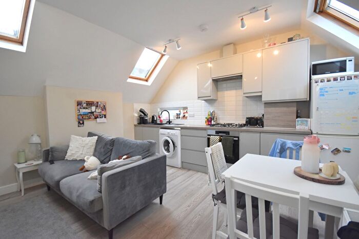 2 Bedroom Flat To Rent In Mitcham Road, London, SW17