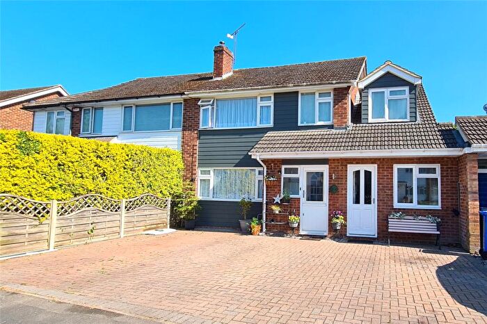 5 Bedroom Semi-Detached House For Sale In Ives Close, Yateley, Hants, GU46