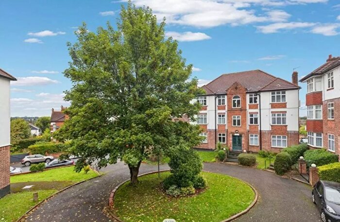 3 Bedroom Flat To Rent In Colney Hatch Lane, London, N10